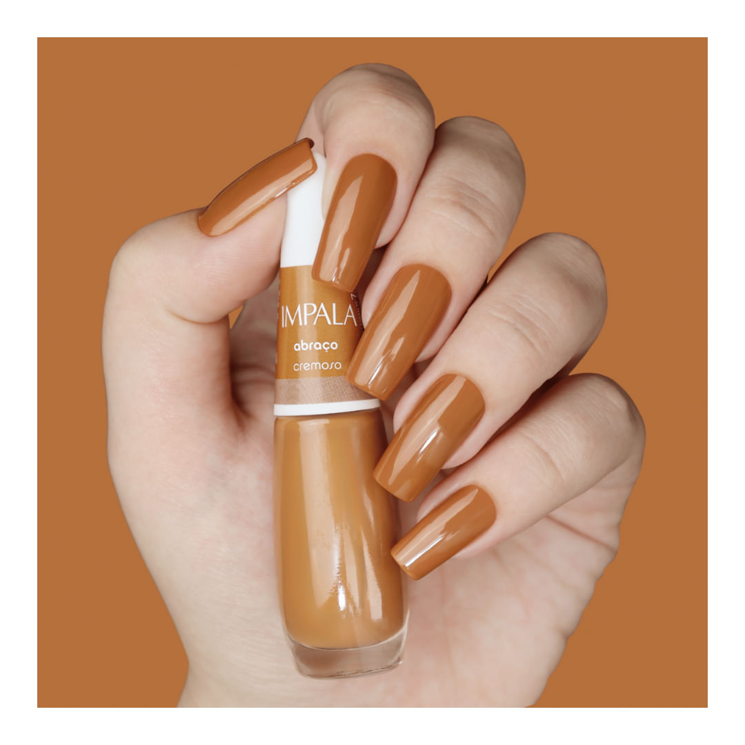 Close mão segurando esmalte Impala Abraço
