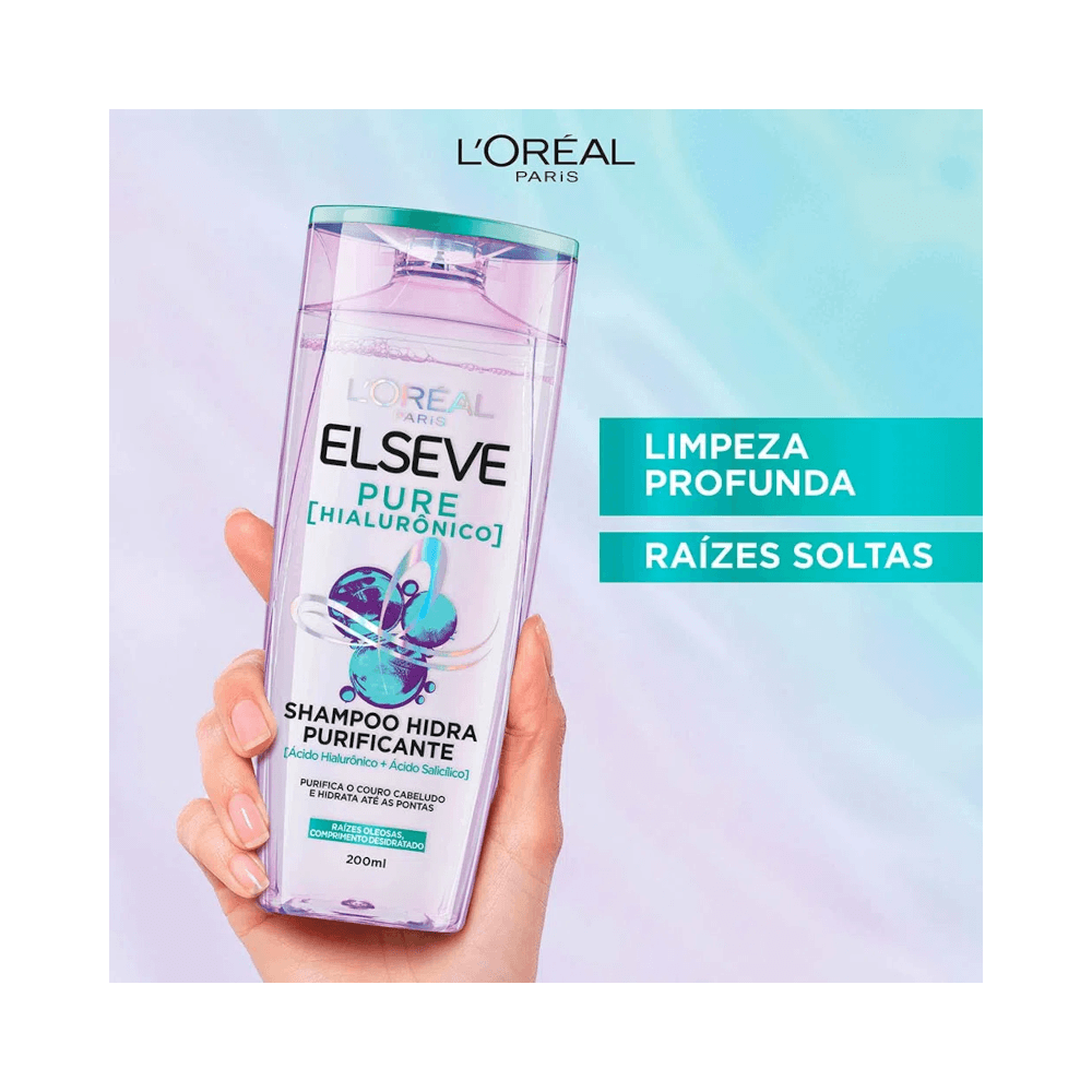 Mão segurando o frasco do shampoo Elseve Pure Hialurônico 200ml sobre fundo degradê azul