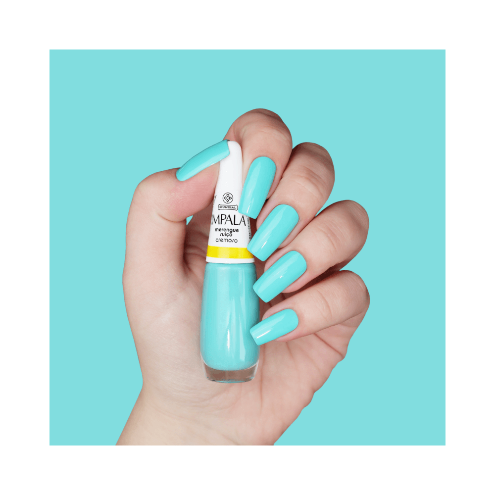 Mão segurando frasco de esmalte Impala Merengue Suíço com unhas pintadas