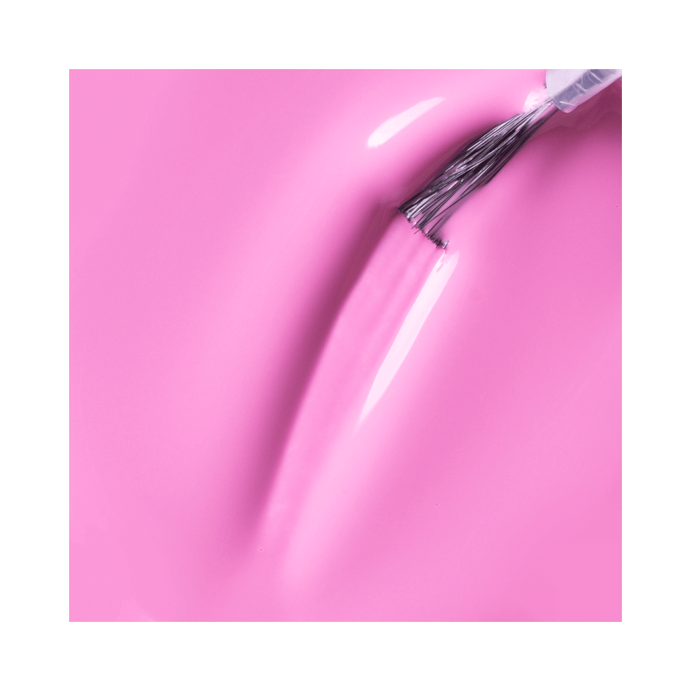 Close do pincel e textura do esmalte Impala Rosa Claro