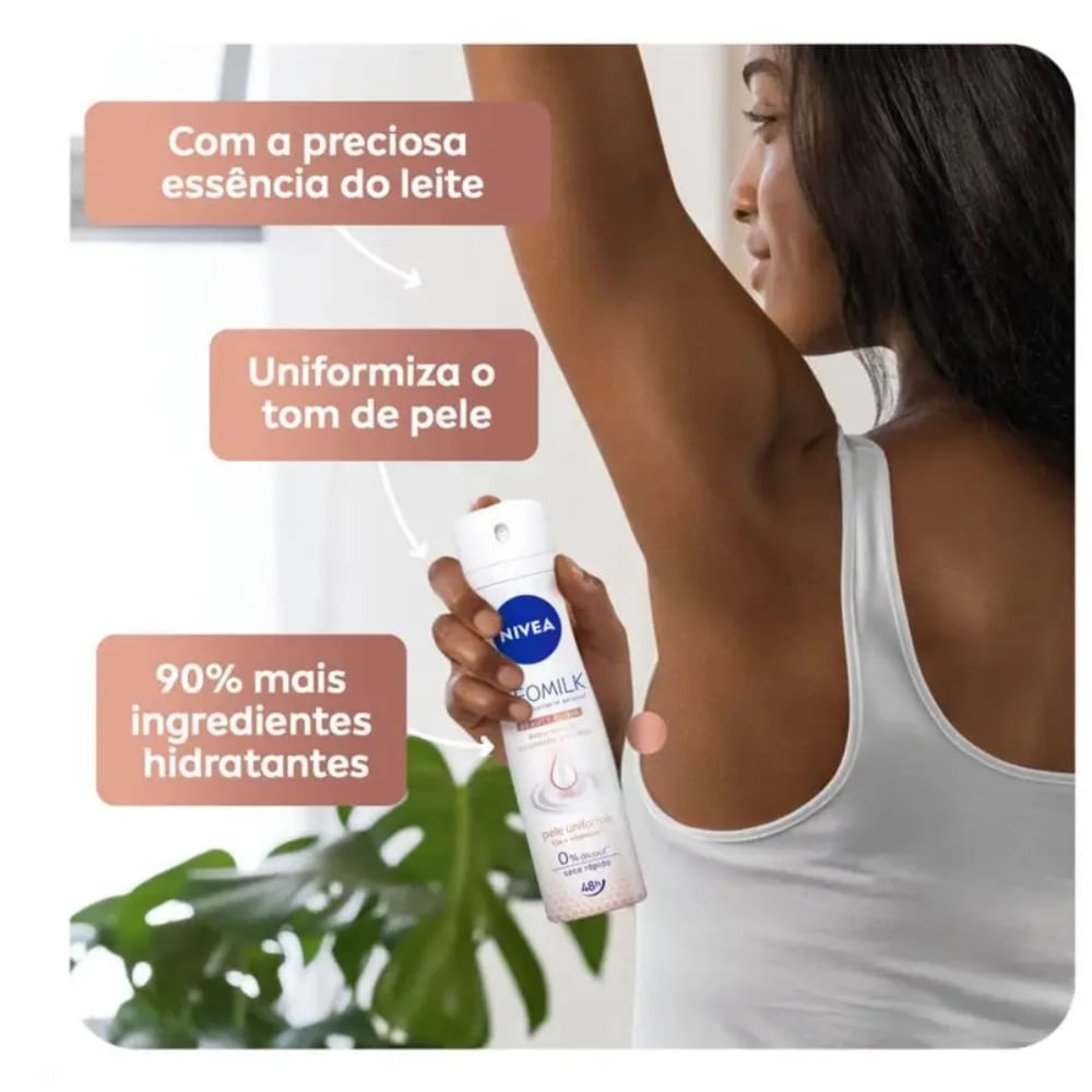 Modelo aplicando desodorante Nivea Deomilk, destacando ação hidratante e uniformizadora