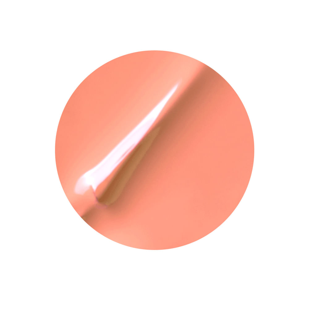 Close-up do pincel aplicando esmalte coral Vult