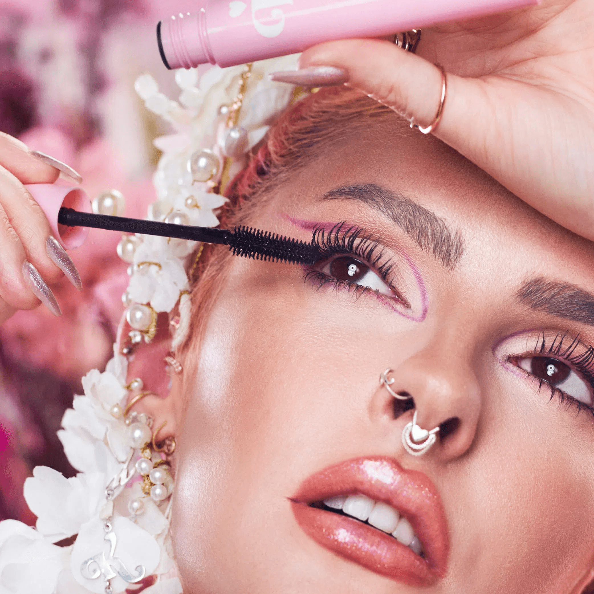 Close aplicador Máscara By Karen Bachini Netuno - aplicação nos cílios