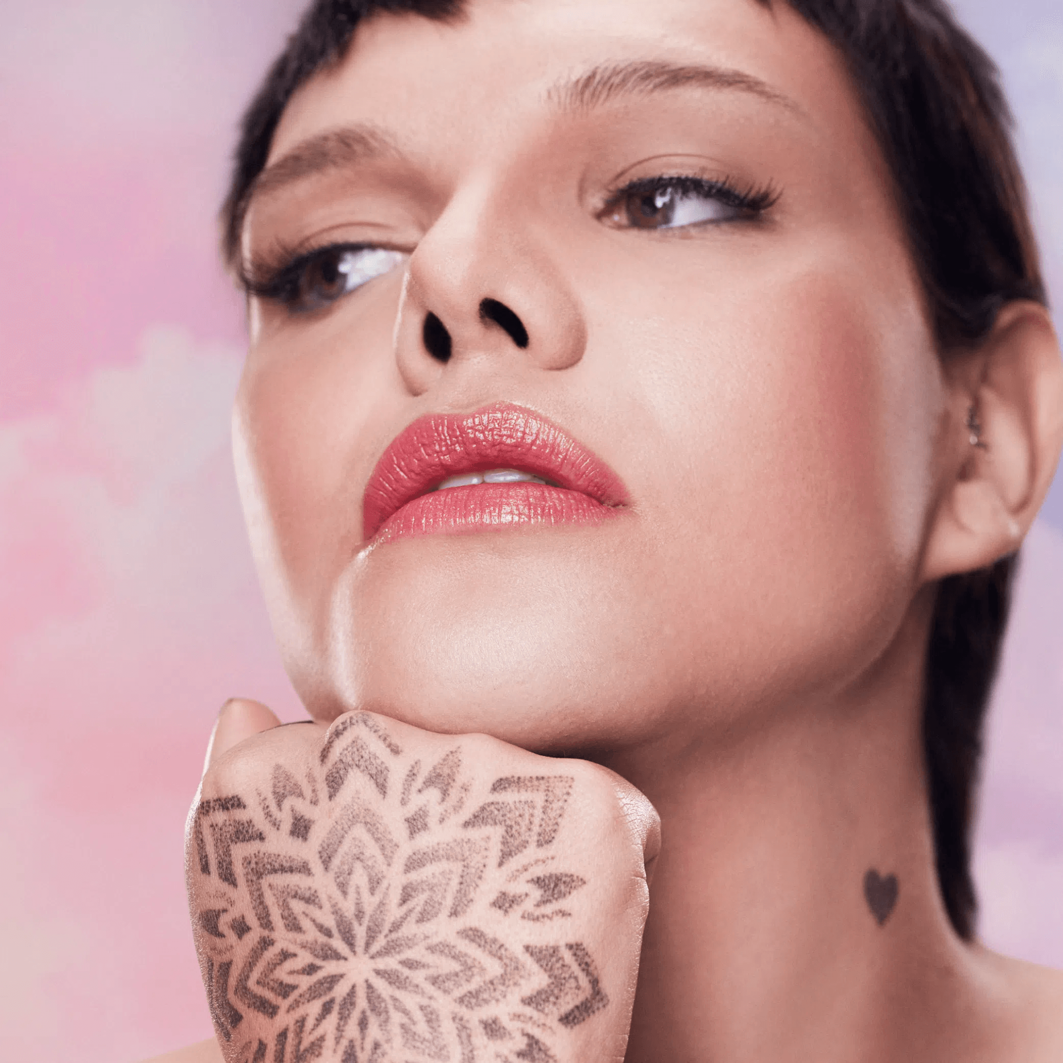Modelo usando Batom Líquido By Karen Bachini Andrômeda, mostrando acabamento nos lábios