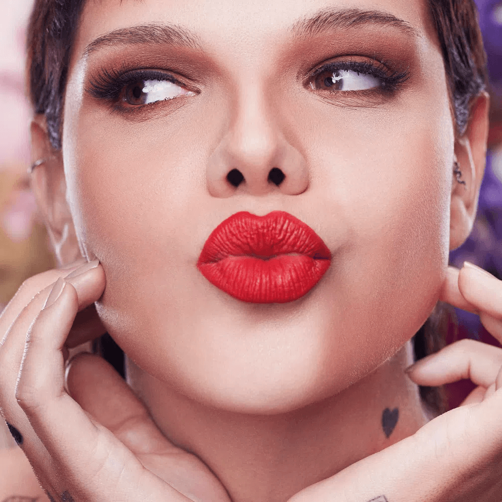 Modelo usando Batom Líquido By Karen Bachini Fênix Matte Aveludado