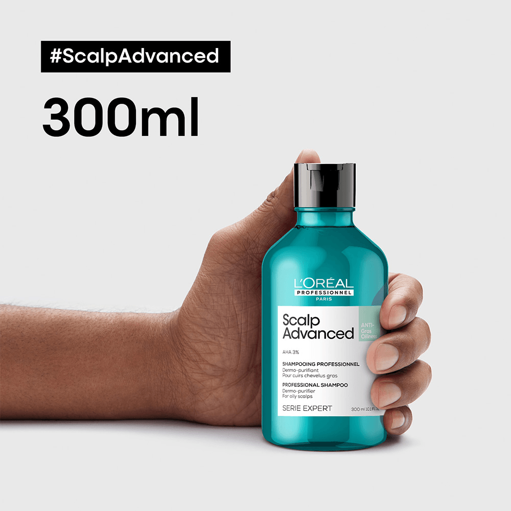 Mão segurando frasco azul do Shampoo L'Oréal Professionnel Serie Expert Scalp 300ml