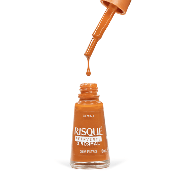 Esmalte Risqué com pincel em destaque pingando esmalte