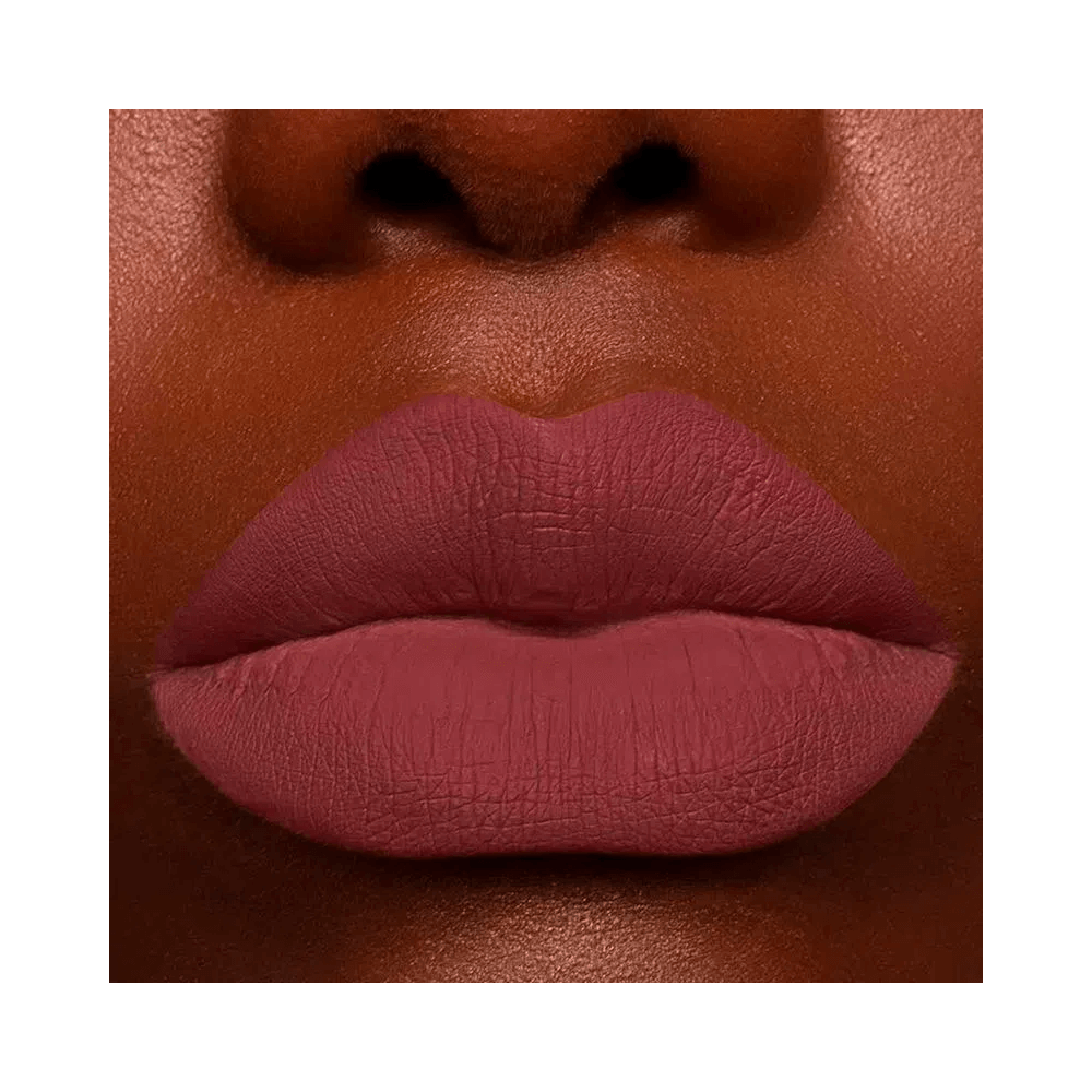Close nos lábios usando Batom Dailus Marsala com acabamento matte