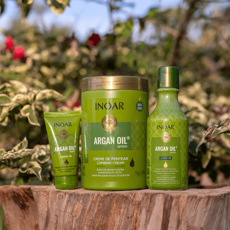 Produtos Inoar Argan Oil em cenário natural, realçando a embalagem verde e detalhes dourados