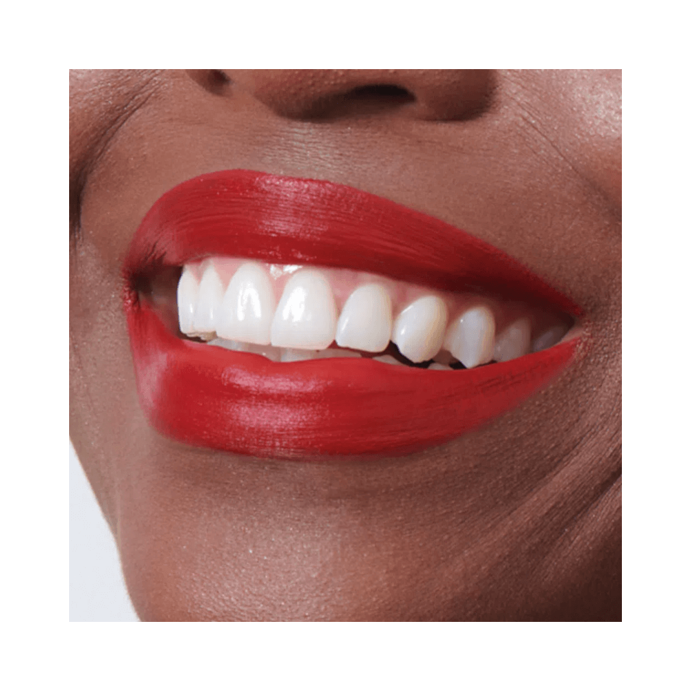 Close nos lábios usando Batom Bauny 200 vermelho