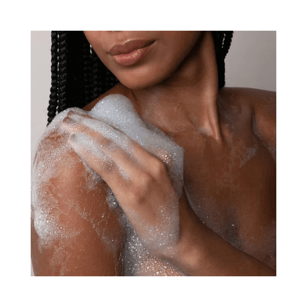 Aplicação do sabonete Monange Detox mostrando espuma cremosa e textura suave na pele
