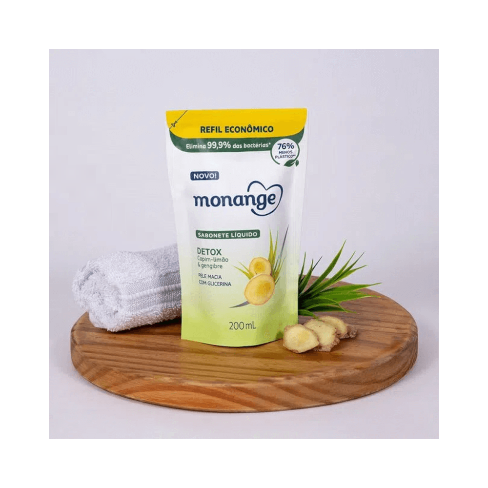 Refil do Sabonete Líquido Monange Detox sobre tábua com gengibre e capim-limão ao lado