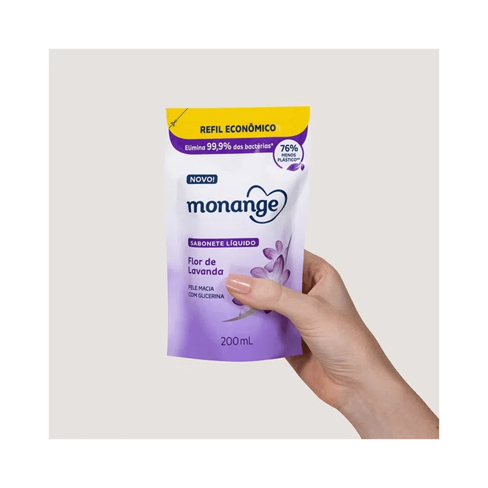 Refil Monange Lavanda sendo segurado por uma mão