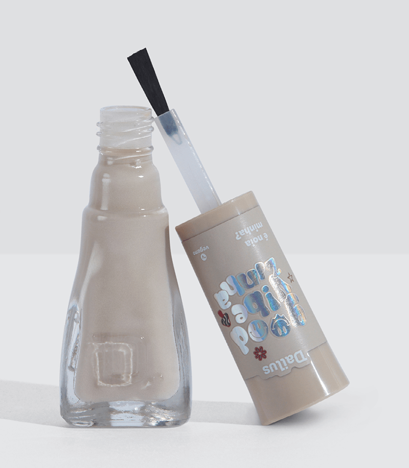 Frasco aberto do esmalte Dailus Good Vibezinha mostrando o pincel e a cor nude