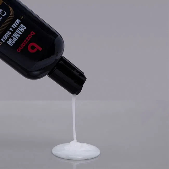 Shampoo Bozzano para barba, cabelo e bigode 200ml mostrando textura