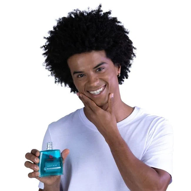 Homem aplicando a Loção Pós-Barba Bozzano Night Blue no rosto