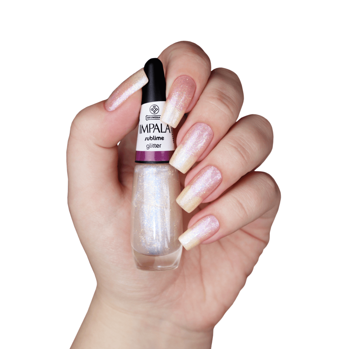Mão com unhas pintadas pelo Esmalte Impala Sublime Glitter mostrando o efeito brilho