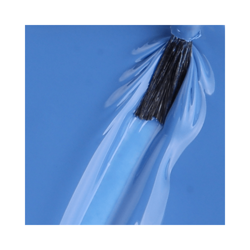 Pincel com esmalte azul mostrando textura cremosa