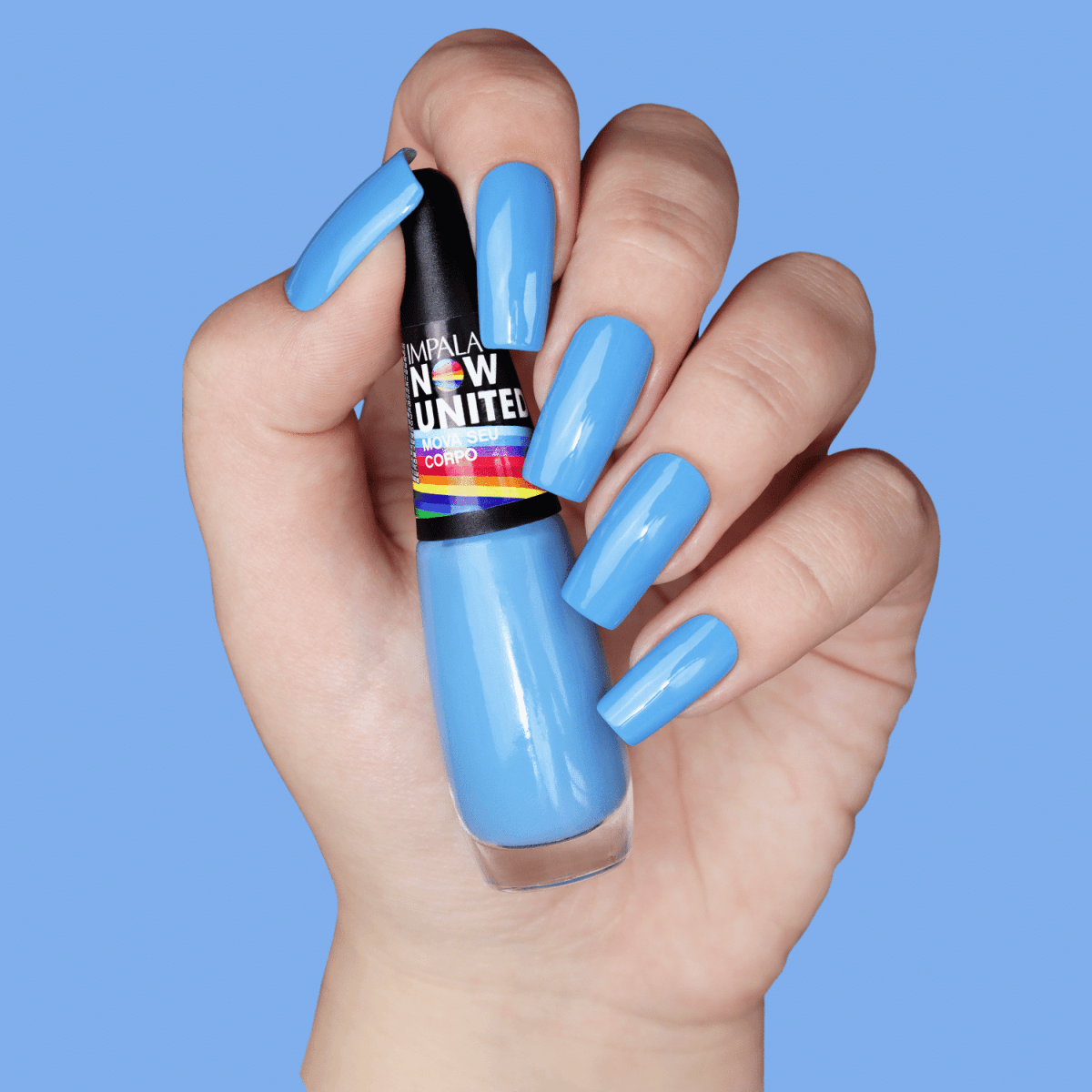 Mão segurando o esmalte Impala Now United Mova Seu Corpo com unhas pintadas