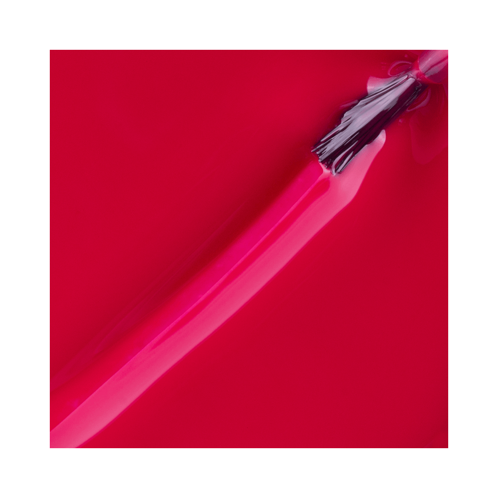 Close-up do pincel com esmalte vermelho cremoso escorrendo