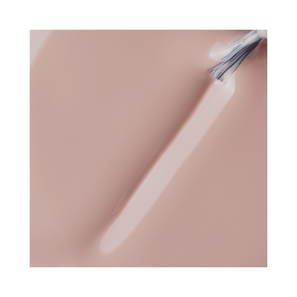 Close do pincel aplicador com esmalte Impala Nude Clássico sendo aplicado
