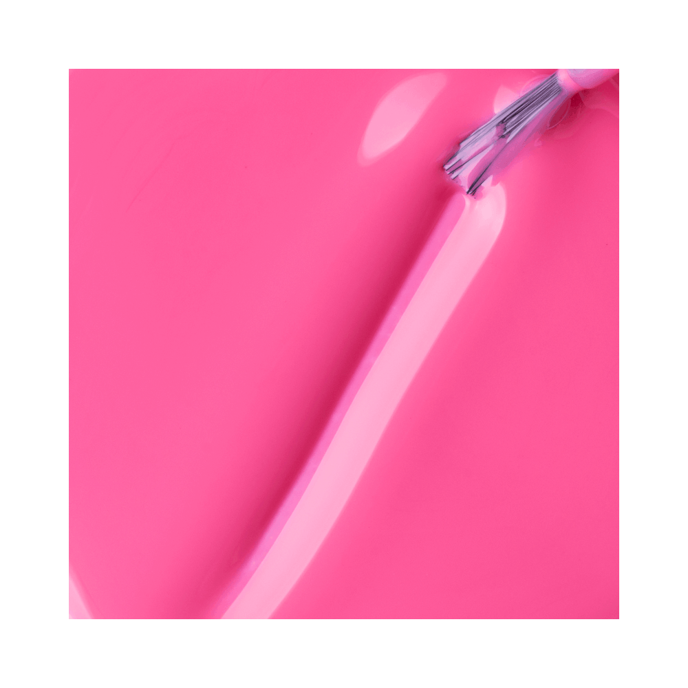 Close do pincel aplicador mostrando a textura cremosa do esmalte Impala Pink