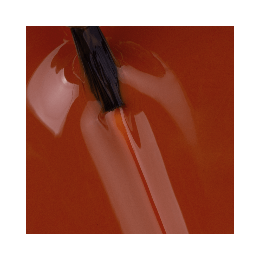 Close de pincel aplicando esmalte Impala Tá escrito laranja