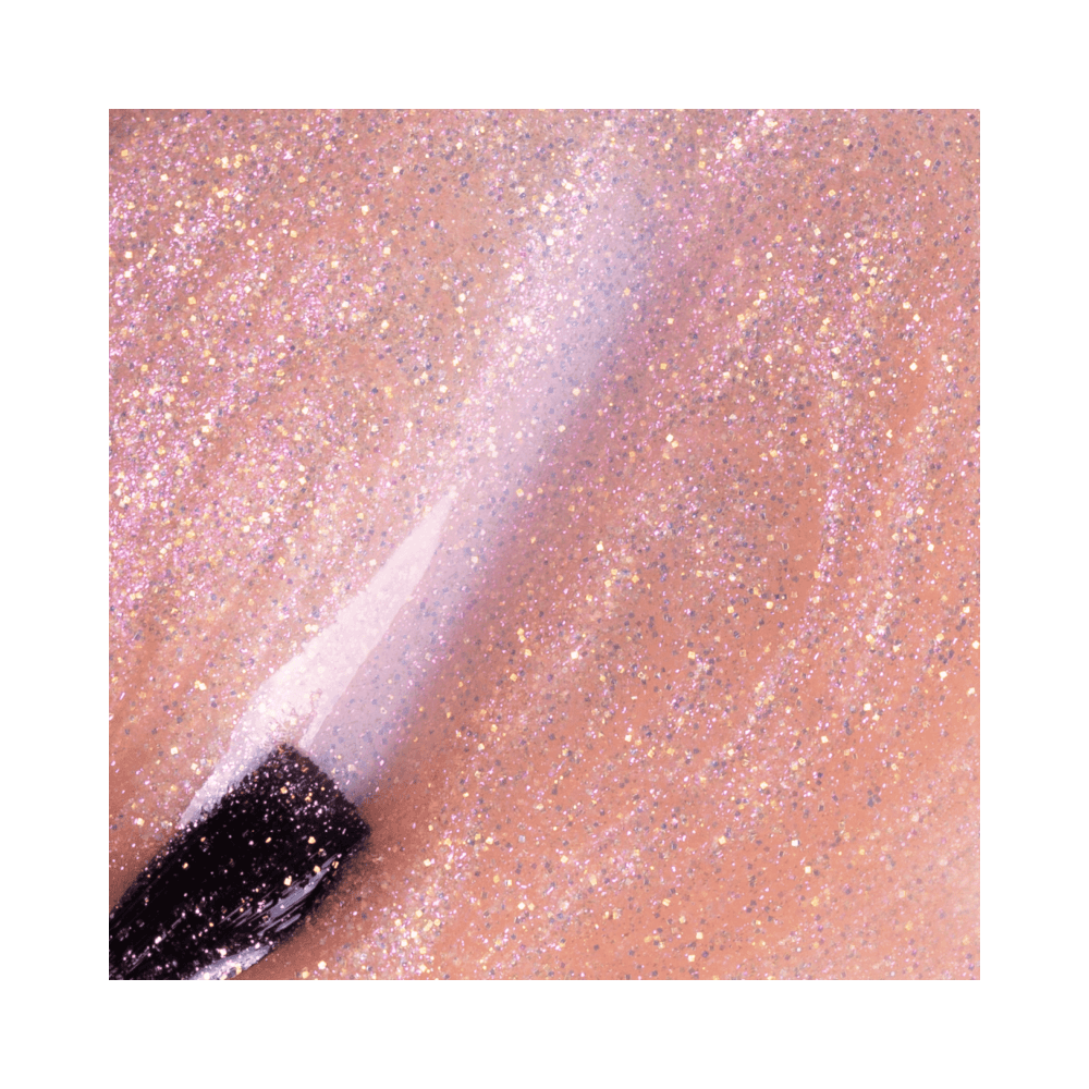 Close do pincel e textura do esmalte Impala Viva com Amor mostrando partículas glitter 3D