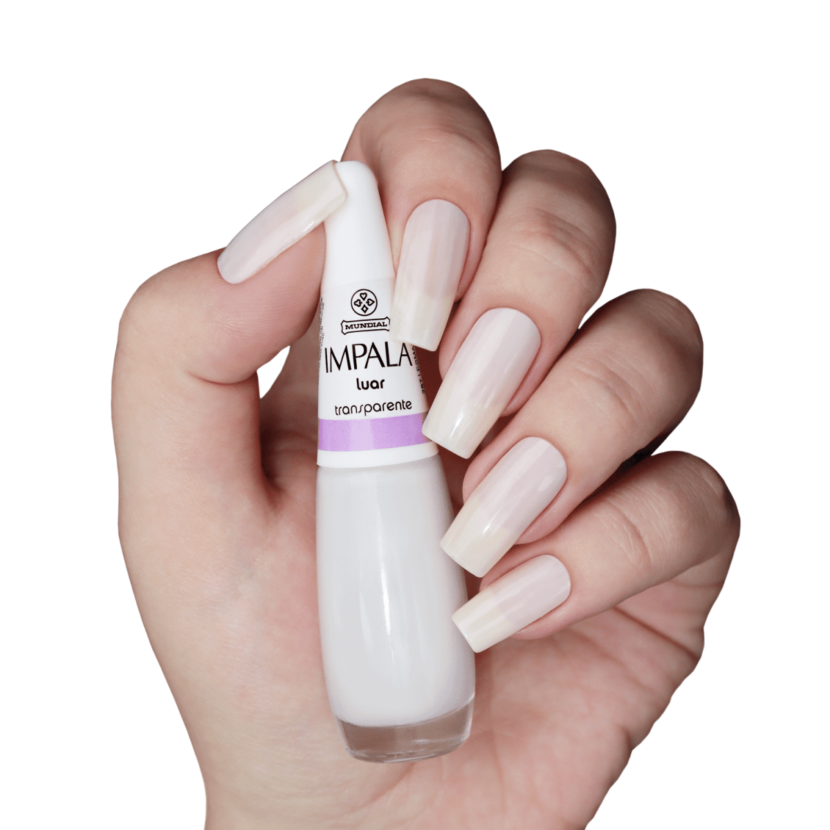 Esmalte Impala Luar com frasco e unhas aplicadas mostrando brilho