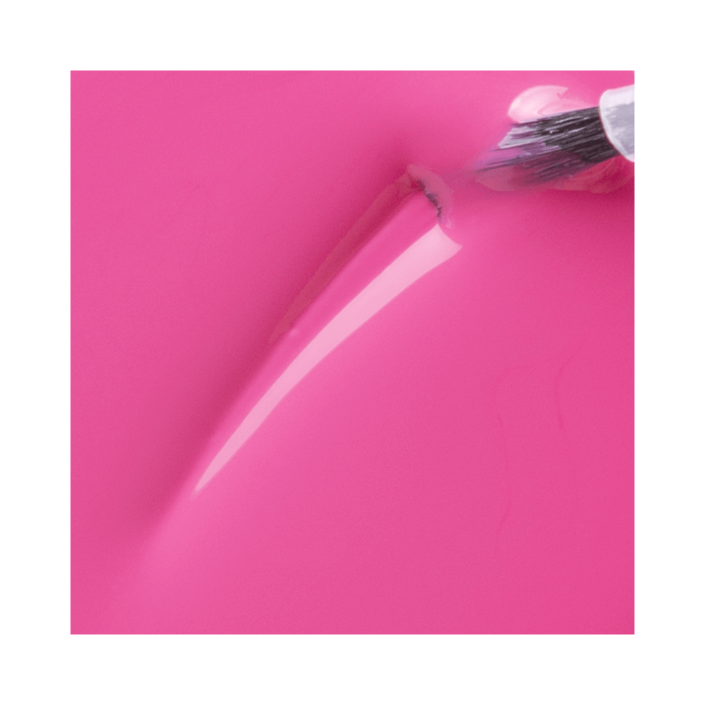 Close aplicação do esmalte Impala Disney Princesa Bela Leia e Conquiste