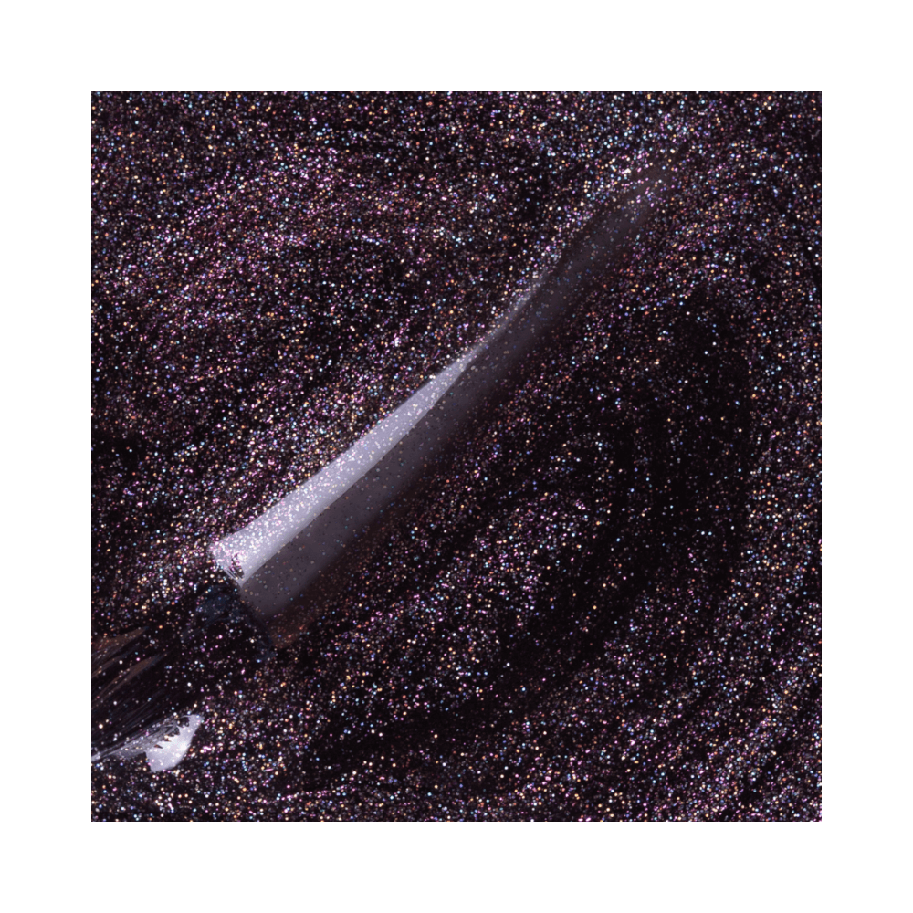 Close do pincel com esmalte Impala Na Mira 3D mostrando glitter