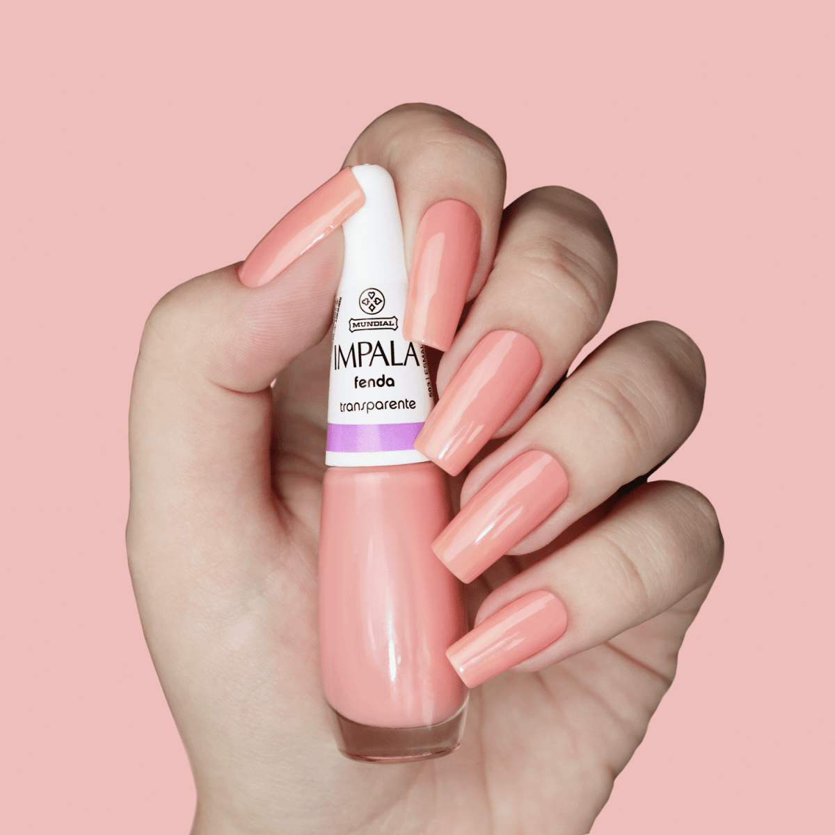 Mão segurando o esmalte Impala Fenda com unhas pintadas