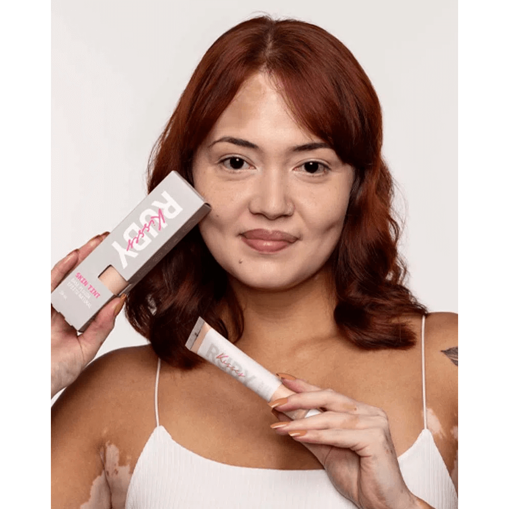 Modelo segurando a Base Ruby Kisses Skin Tint cor 131