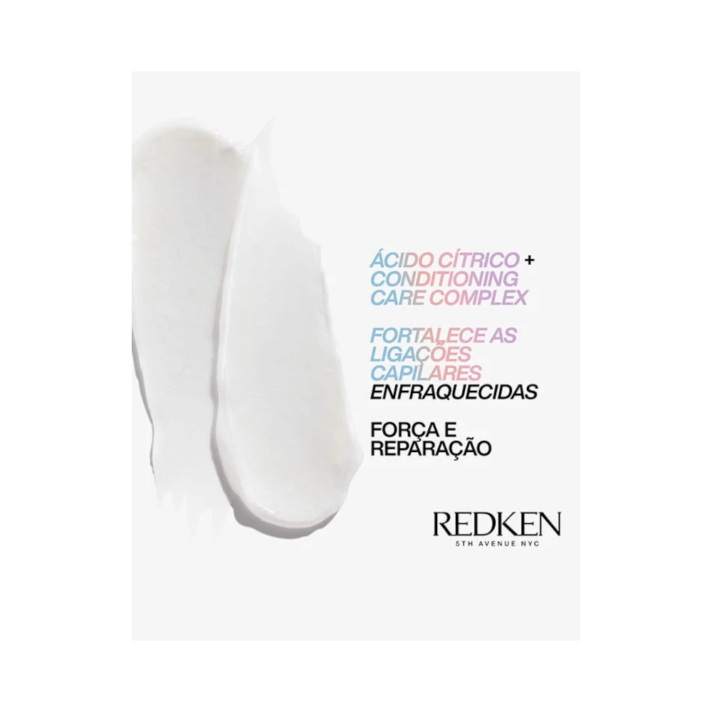 Textura cremosa branca do condicionador Redken Acidic Bonding Concentrate mostrando consistência