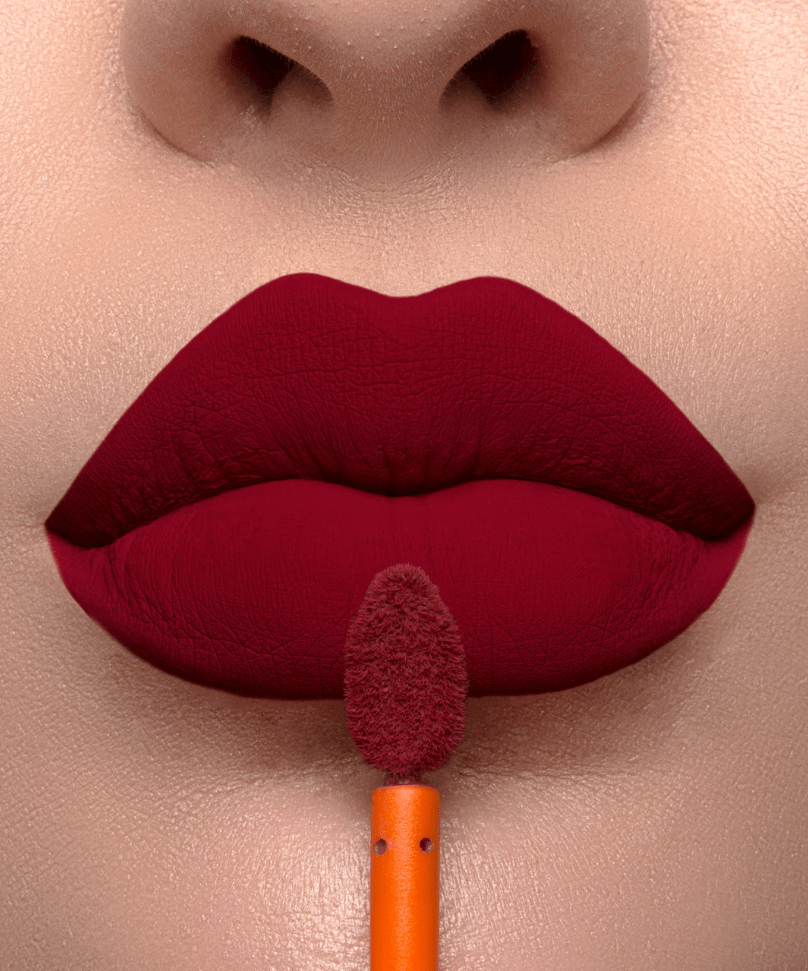 Close-up aplicação do batom Creamy Mari Maria Makeup em lábios