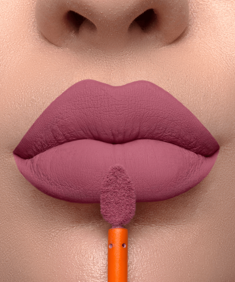 Close-up aplicação do Batom Creamy Matte Posh em modelo
