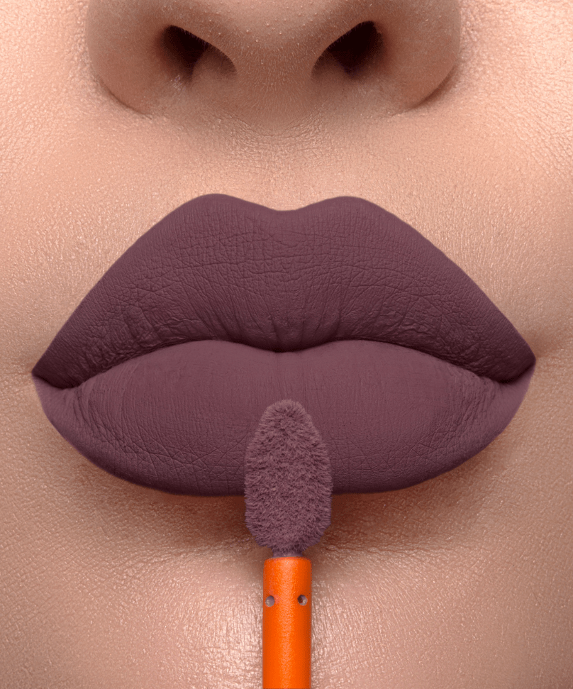 Close-up aplicação do Batom Creamy Mari Maria Makeup Matte Fancy em modelo clara