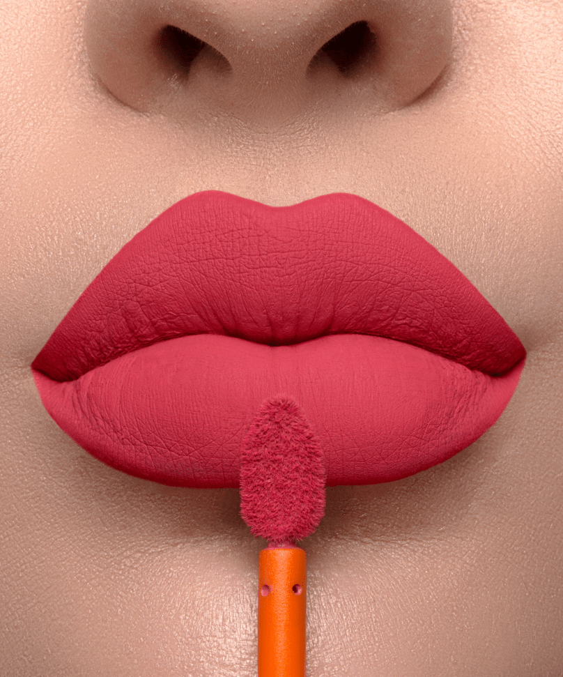 Close de aplicação do Batom Creamy Mari Maria Makeup na cor Gala