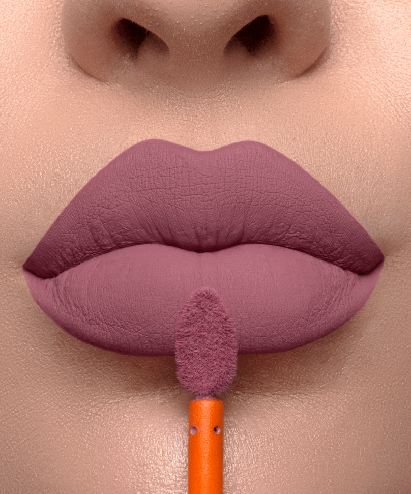 Close aplicação do Batom Creamy Mari Maria Makeup na cor Classy
