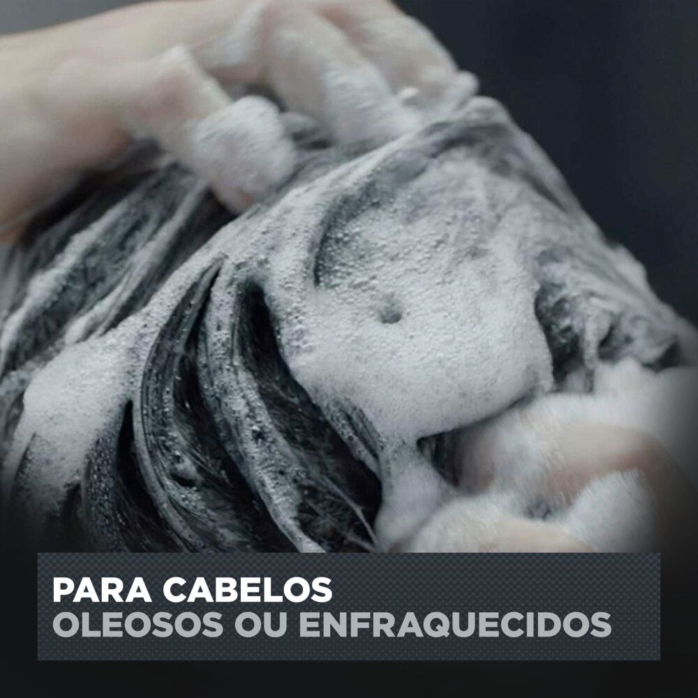 Formação de espuma cremosa do Shampoo Dove Men+Care durante a lavagem
