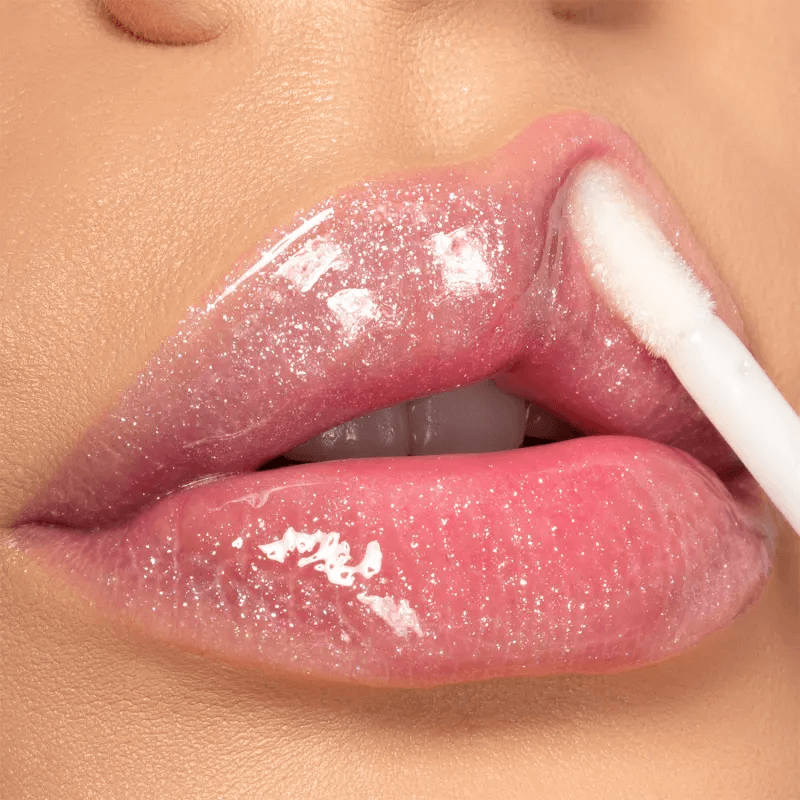 Close no acabamento brilhante do gloss Vult incolor