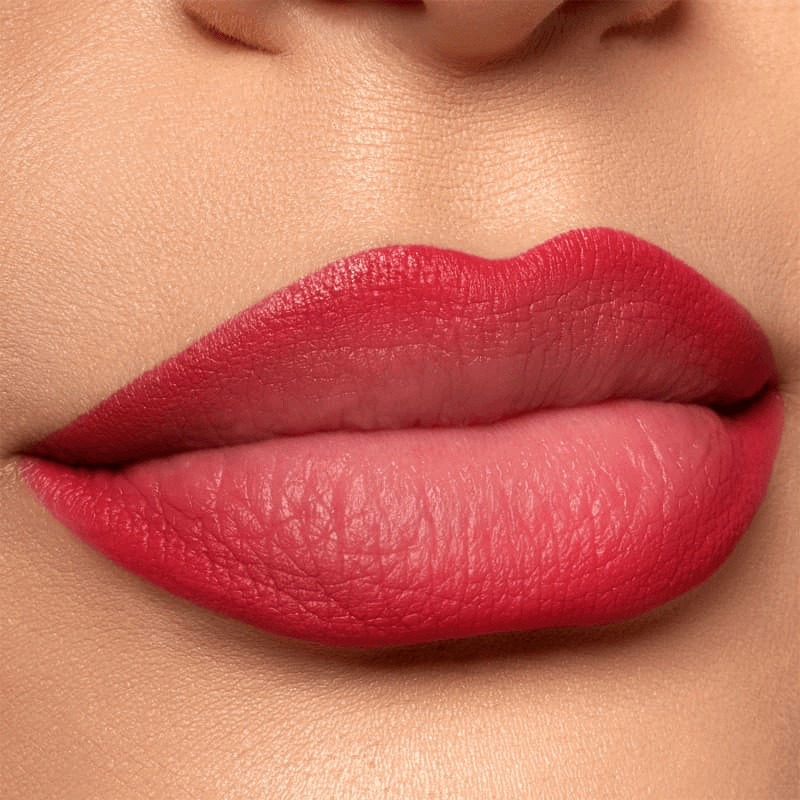 Close em lábios claros usando Lapiseira Labial Vult Vermelho Rubi