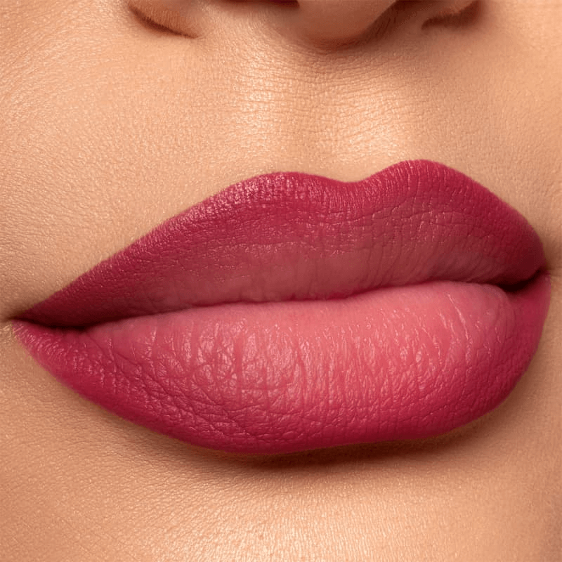 Close lábios claros com Lapiseira Labial Vult Malva mostrando acabamento