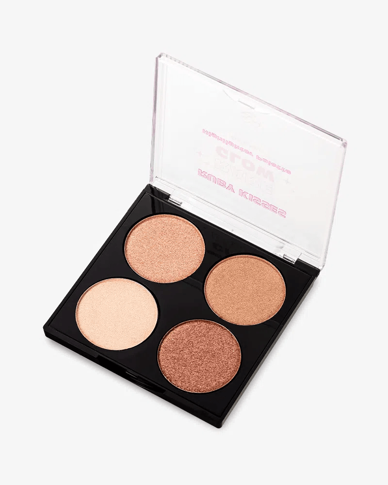 Paleta de Iluminador Ruby Kisses Rare Glow em ângulo lateral com tampa aberta mostrando textura brilhante