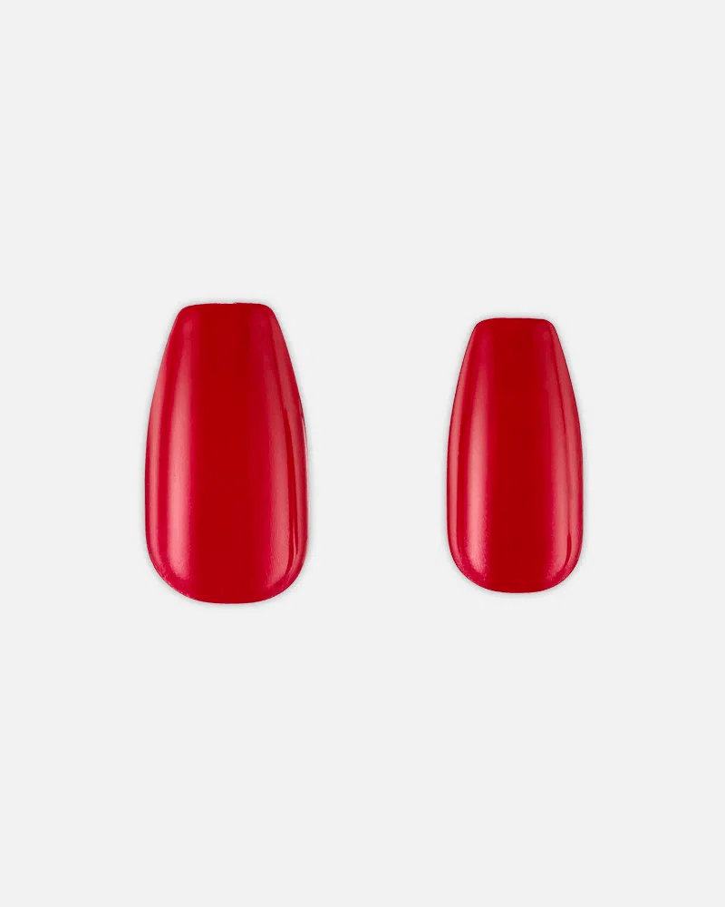 Detalhe das unhas postiças Kiss New York em formato bailarina com acabamento brilhante