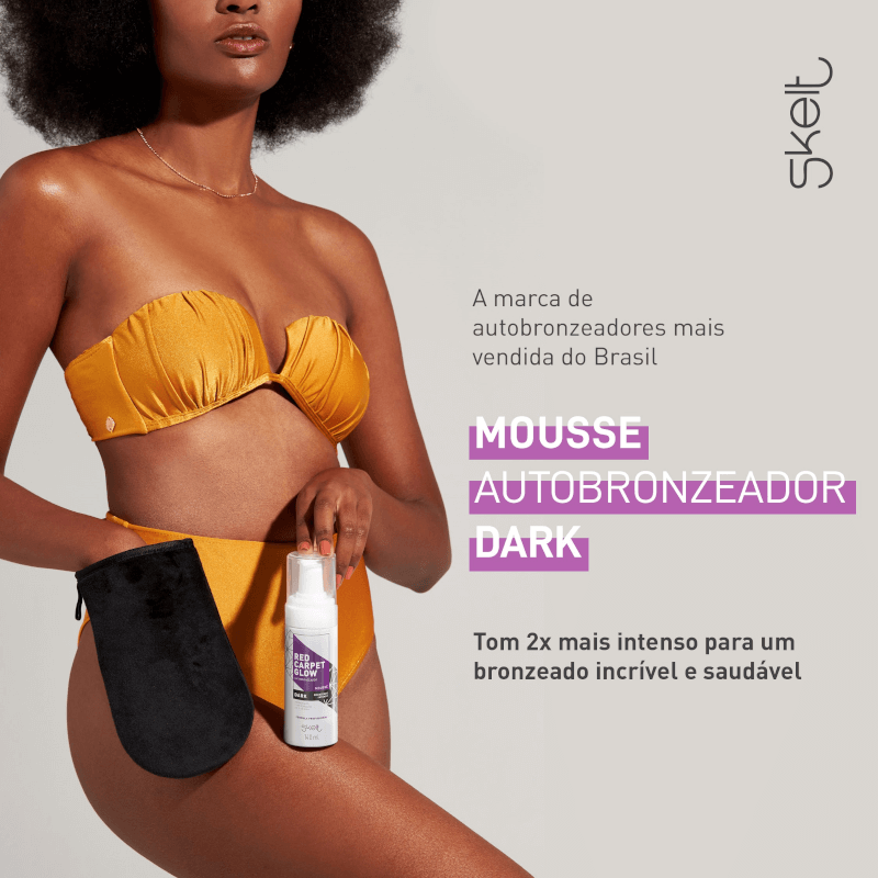 Mulher segurando o Mousse Autobronzeador Skelt ao lado de luva aplicadora