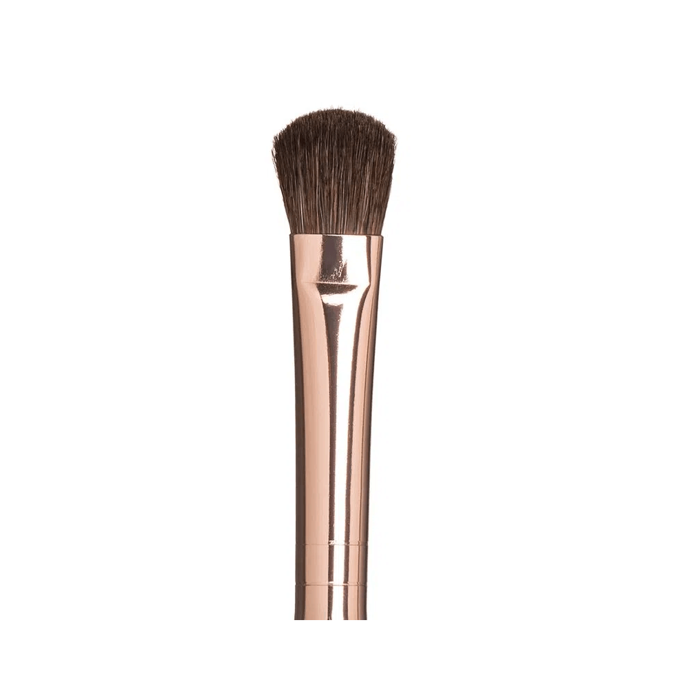 Close-up das cerdas densas e ferrule rose gold do Pincel Ricca