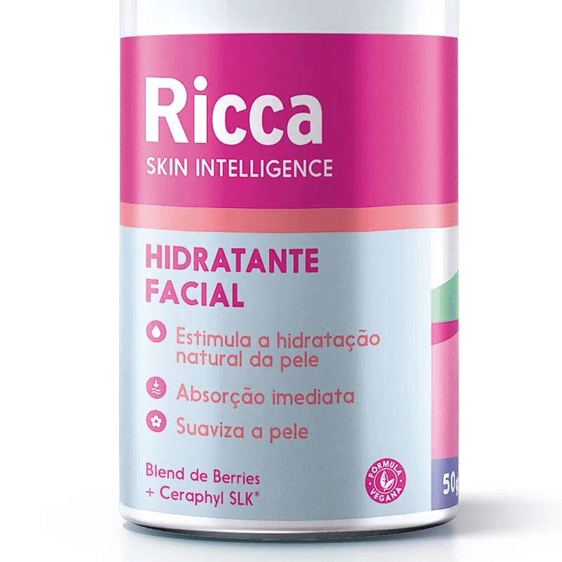 Detalhe do rótulo com benefícios e selo vegano do Hidratante Ricca