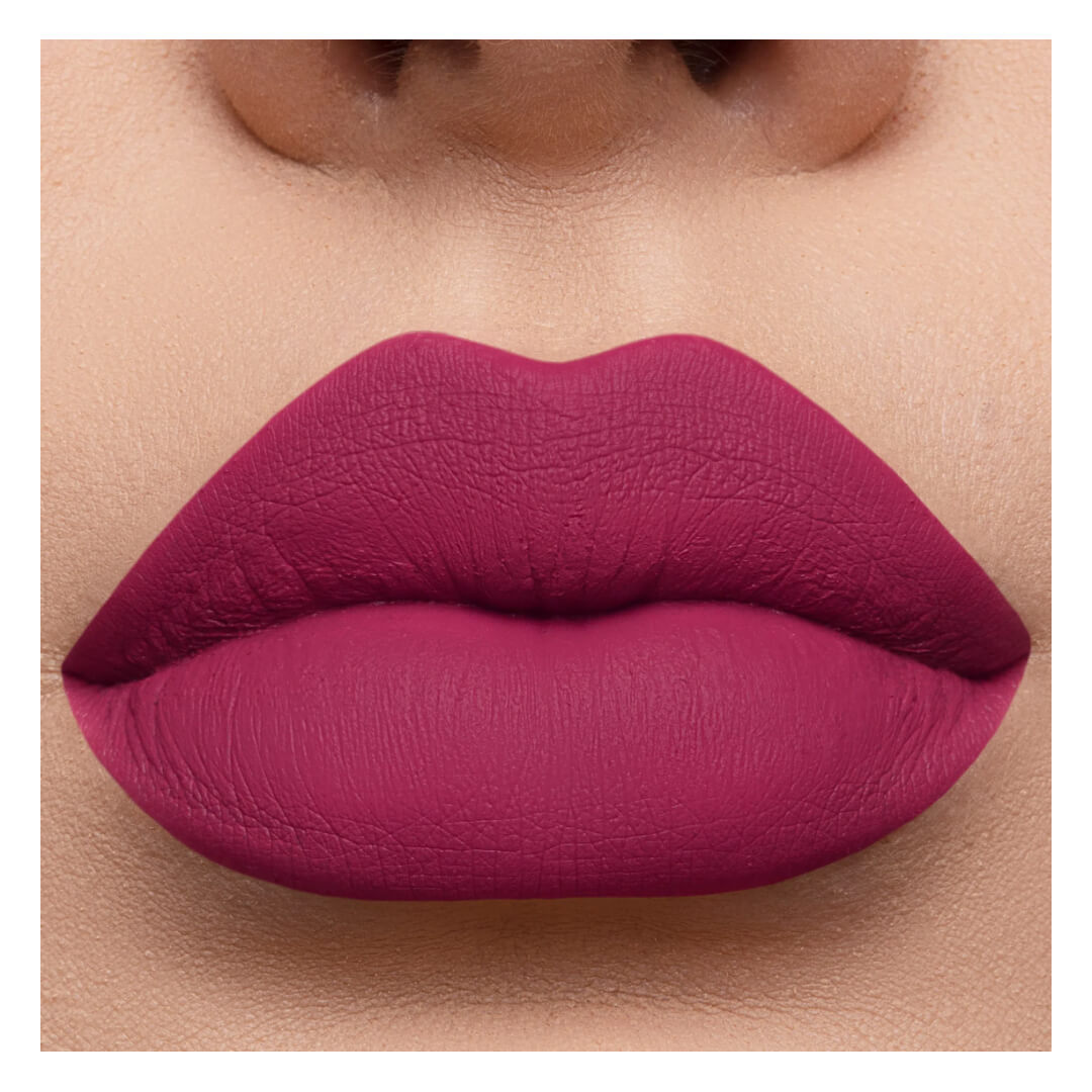 Close-up dos lábios com Batom Mari Maria Ginger Glow Bold mostrando cobertura matte