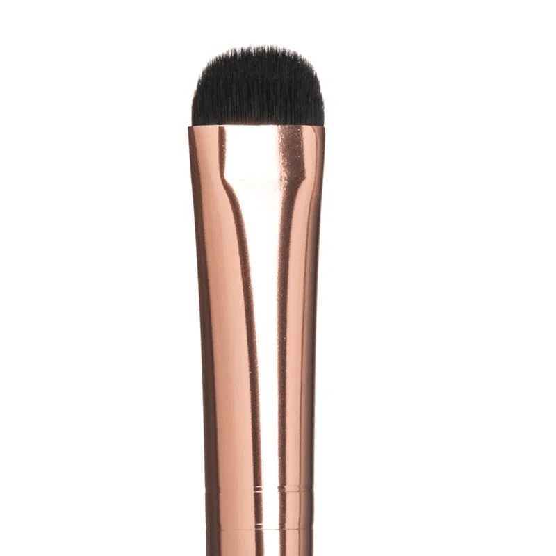 Close das cerdas pretas e ferrule rose gold do Pincel Ricca